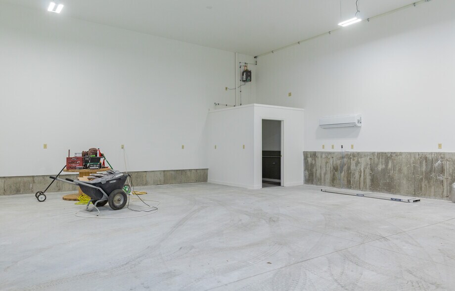 More Photos Of 992 Portland Rd, Saco Flex For Lease