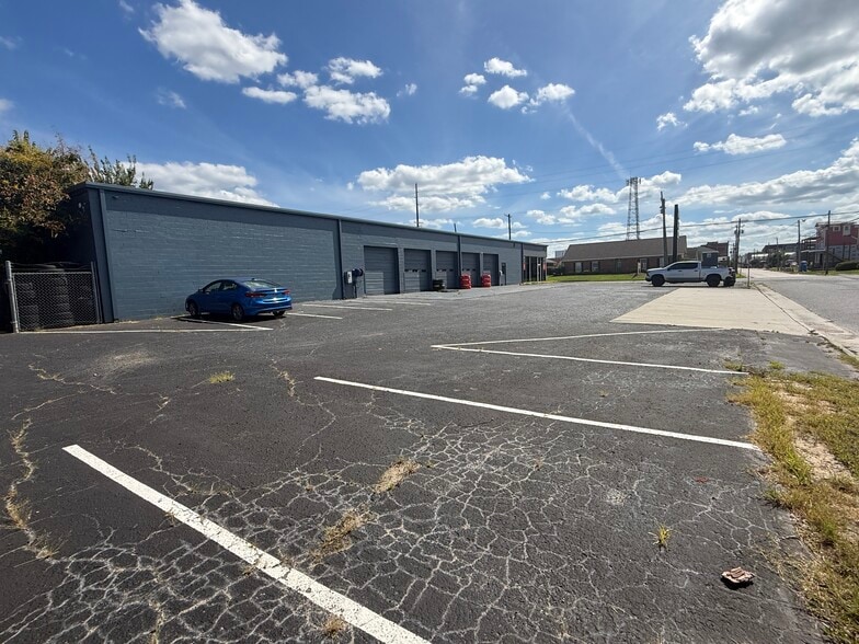 More Photos Of 140 W 3rd St, Washington Service For Lease