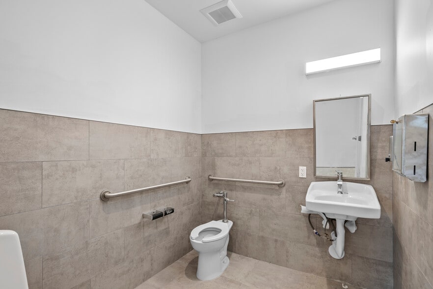 More Photos Of 2215 N Federal Hwy, Hollywood Restaurant For Lease