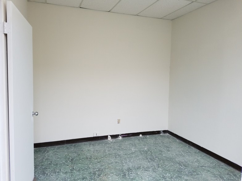 More Photos Of 18775 N Frederick Rd, Gaithersburg Warehouse For Lease