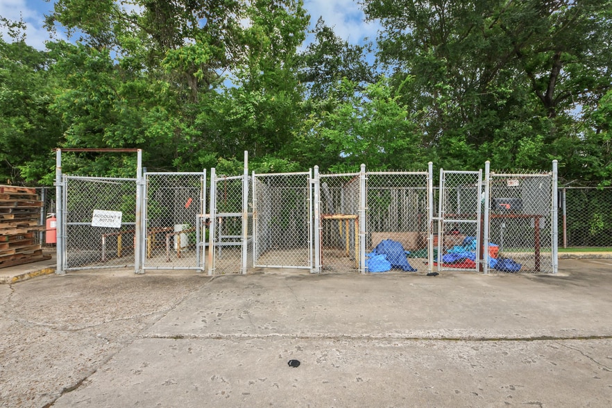 More Photos Of 10814 Woodedge Dr, Houston Warehouse For Sale