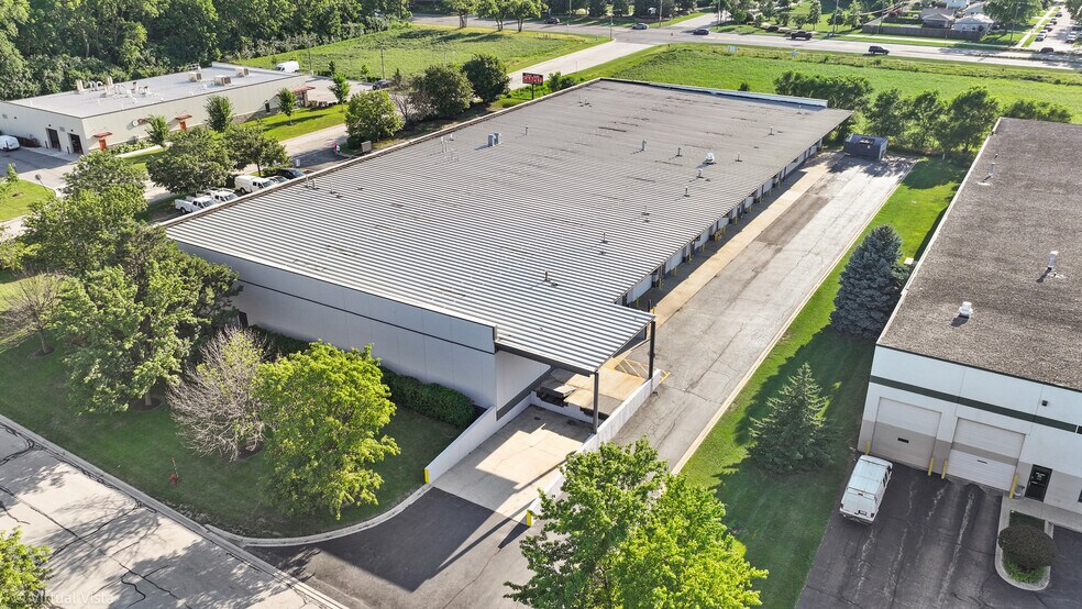 More Photos Of 32-50 E Montrose Dr, Romeoville Warehouse For Lease