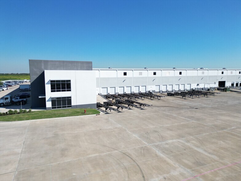 More Photos Of 6101 Grand Pky S, Baytown Distribution For Lease