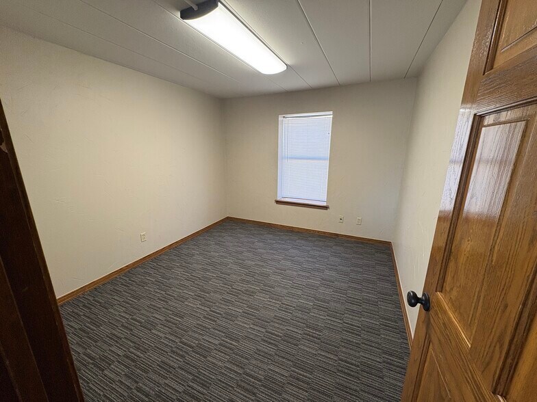 More Photos Of 614 N Travis St, Sherman Office For Lease