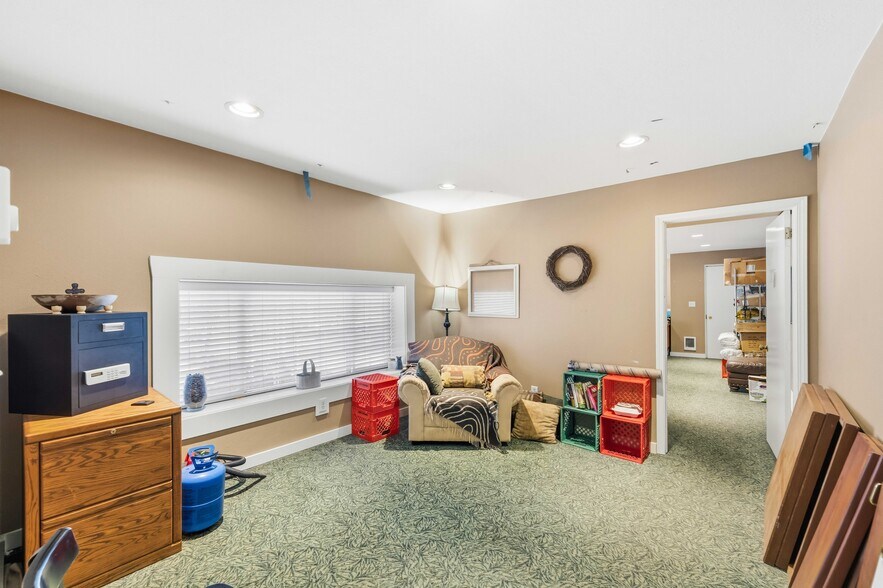 More Photos Of 171 S Broadway, Coos Bay General Retail For Sale