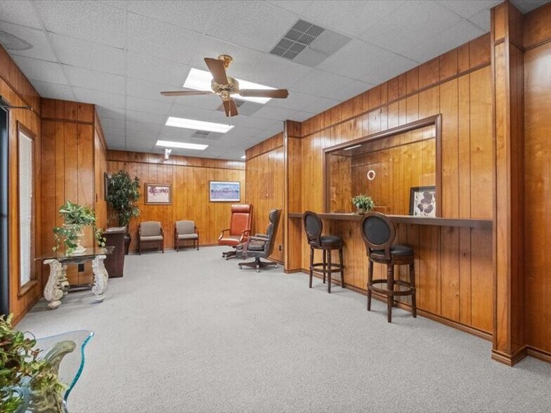 More Photos Of 1000 N Church St, Palestine Medical For Sale