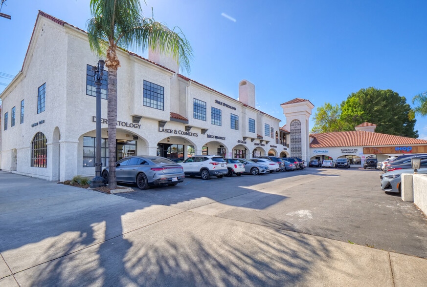 More Photos Of 19100 Ventura Blvd, Tarzana Storefront Retail Office For Lease