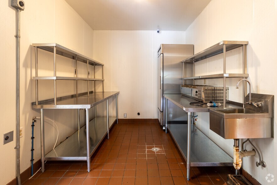 More Photos Of 2477 Bristol Rd, New Harbor Restaurant For Sale