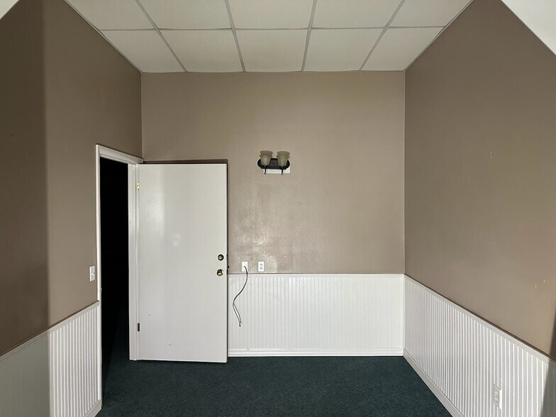 More Photos Of 821 NE 36th Terrace, Ocala Department Store For Lease