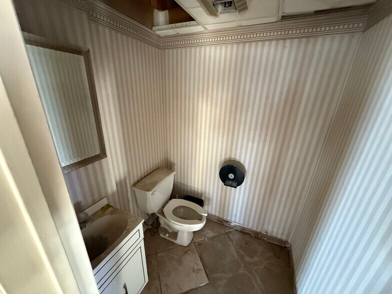 More Photos Of 510 S Burnt Mill Rd, Voorhees Office For Lease