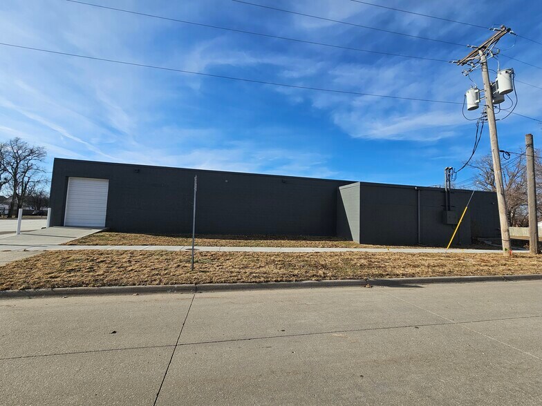 More Photos Of 2121 S 7th St, Council Bluffs Light Distribution For Sale