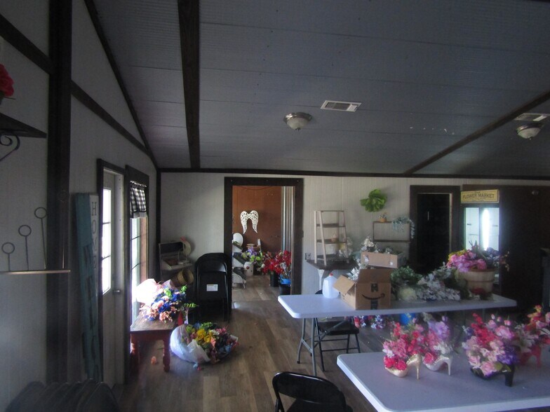 More Photos Of 9 NW Martin Luther King Ave, Idabel General Retail For Sale
