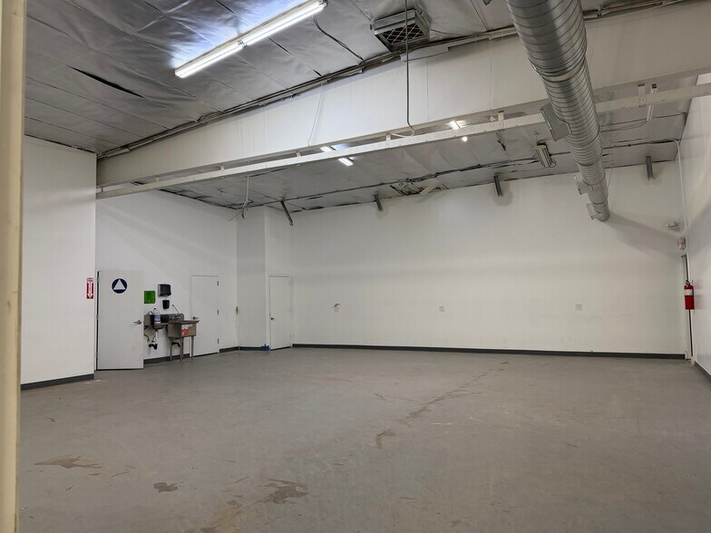 More Photos Of 14837 Oxnard St, Van Nuys Manufacturing For Lease