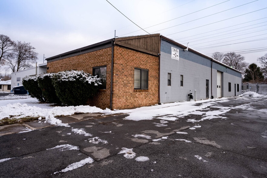 More Photos Of 170 Bennington Dr, Rochester Manufacturing For Sale