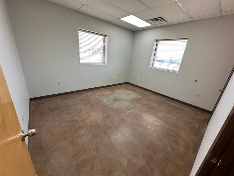 More Photos Of 2708 S County Road 1242, Midland Warehouse For Lease