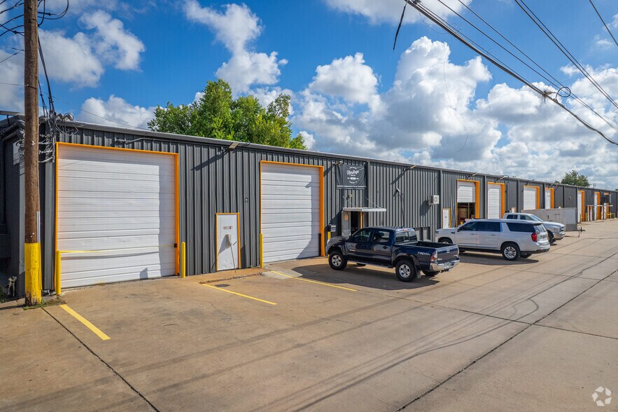 More Photos Of 3306 Ella Blvd, Houston Unknown For Lease