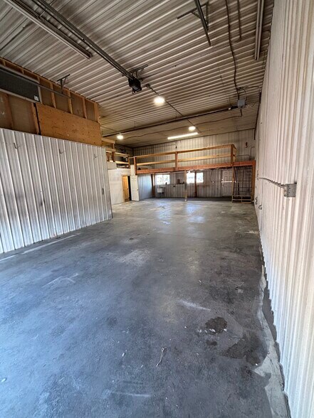 More Photos Of 114 Rock Rd, Belgrade Industrial For Lease