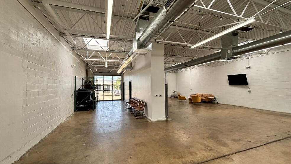 More Photos Of 2285 & 2289 Vantage St, Dallas Light Manufacturing For Lease