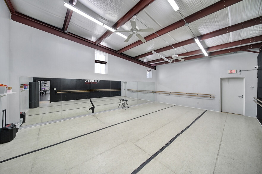 More Photos Of 908 N Sutherland Ave, Monroe Flex For Sale