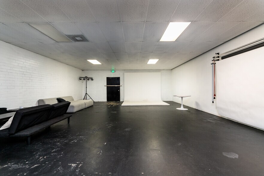 More Photos Of 6900 Melrose Ave, Los Angeles General Retail For Lease