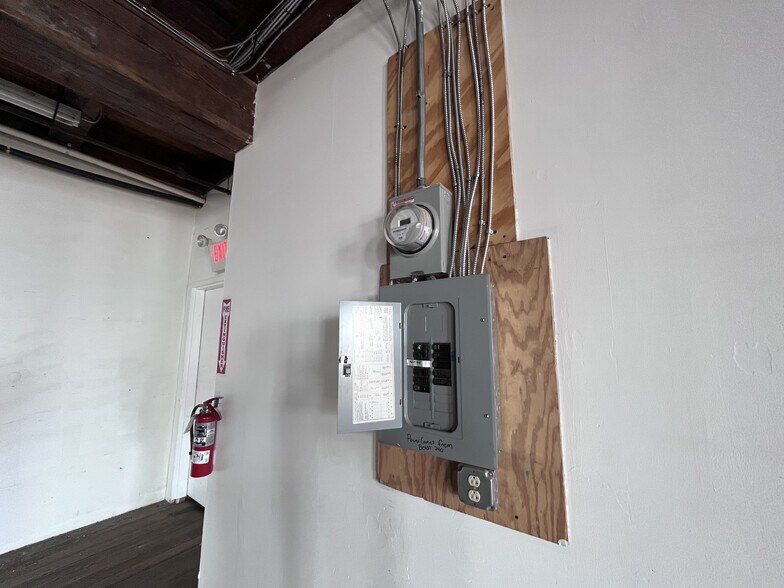 More Photos Of 1420 W 13th Ter, Kansas City Warehouse For Lease