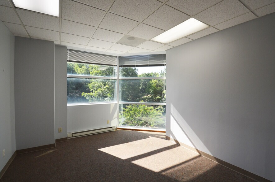 More Photos Of 5509 W Friendly Ave, Greensboro Office For Lease