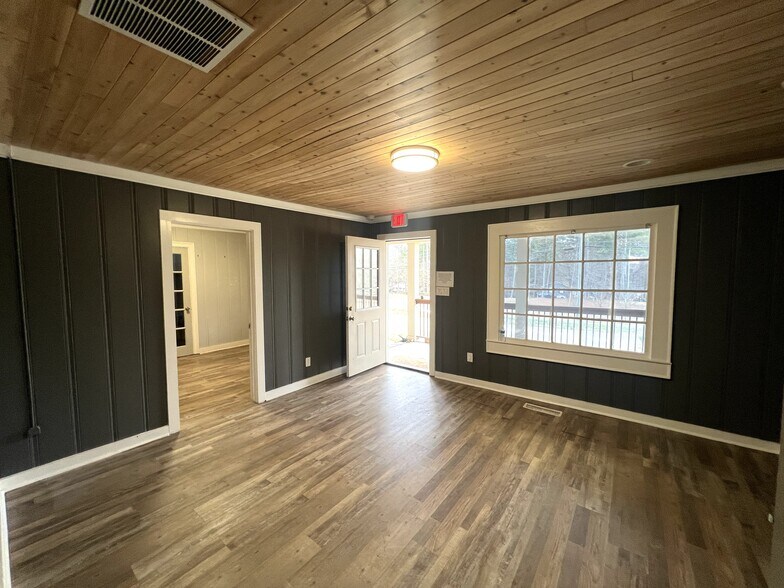 More Photos Of 7105 Highway 92, Woodstock Office For Sale
