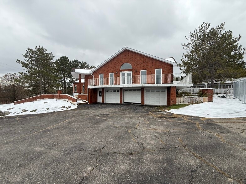 More Photos Of 8411 Russell Rd, Ottawa Flex For Sale