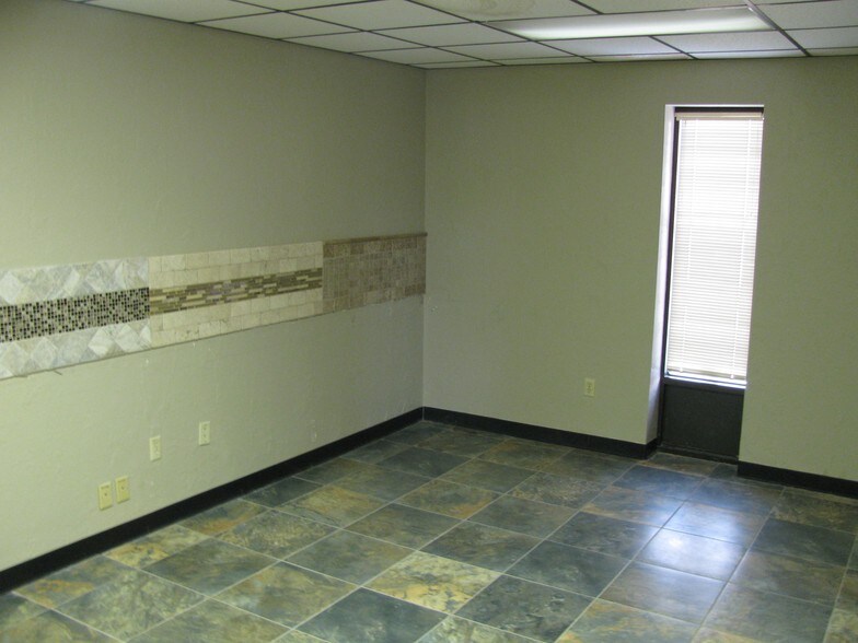 More Photos Of 810-812 SE 3rd St, Lawton Light Manufacturing For Sale