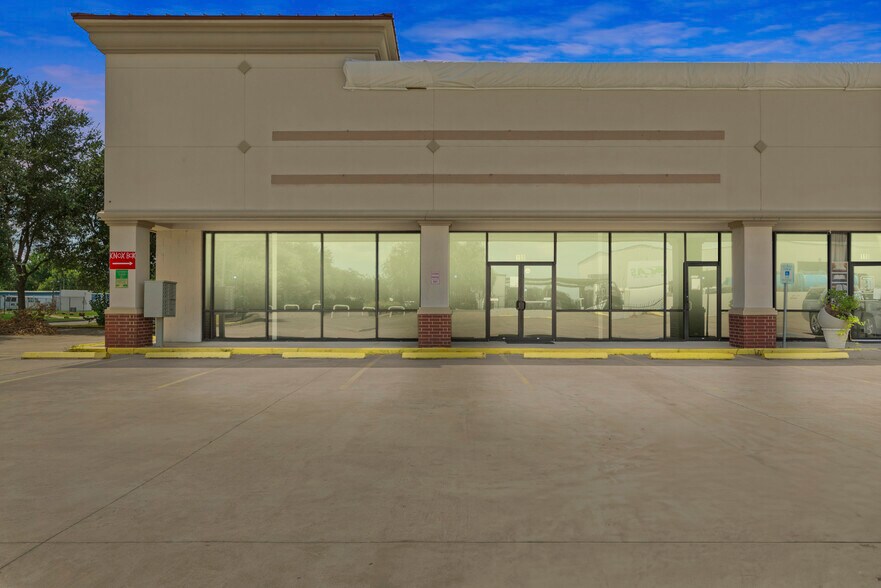 More Photos Of 301 Vista Rd, Pasadena Storefront For Lease