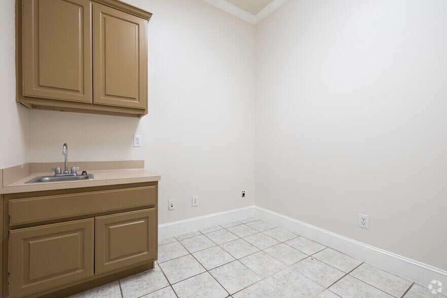 More Photos Of 12820 Willow Centre Dr, Houston Unknown For Lease