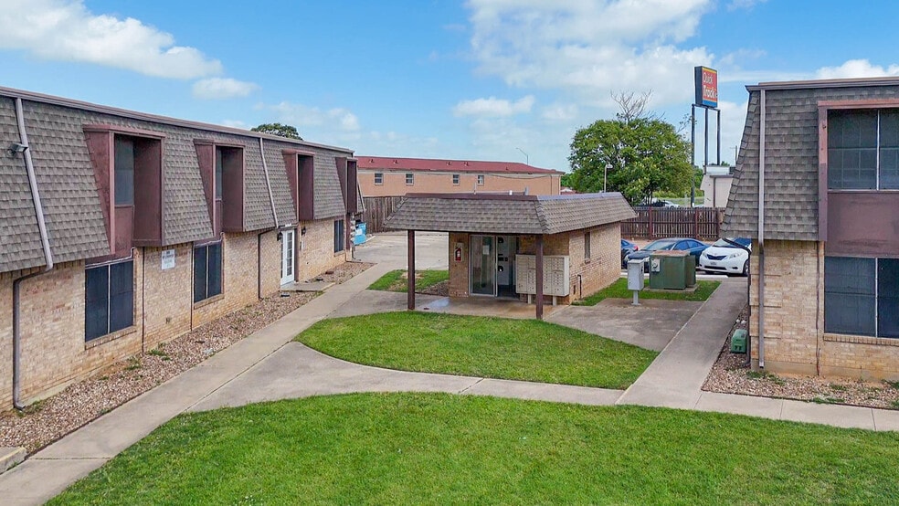 More Photos Of 900 Willowwood St, Denton Dormitory For Sale