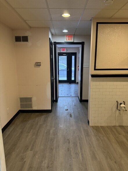 More Photos Of 913 E Butler Pike, Ambler Storefront Retail Office For Lease