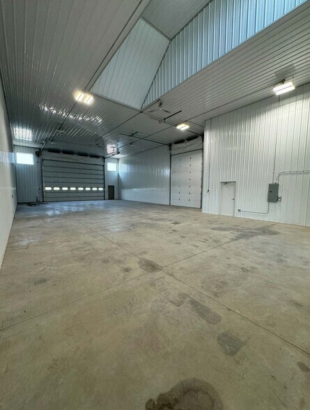 More Photos Of 2976 73rd St, Atkins Flex For Lease