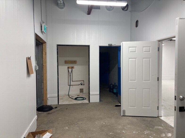 More Photos Of 1315 Tappen Valley Rd, Tappen Warehouse For Lease