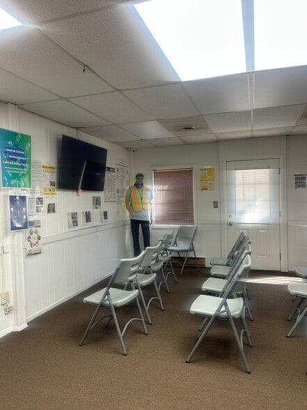 More Photos Of 600-604 W Washington St, Suffolk Storefront Retail Office For Lease