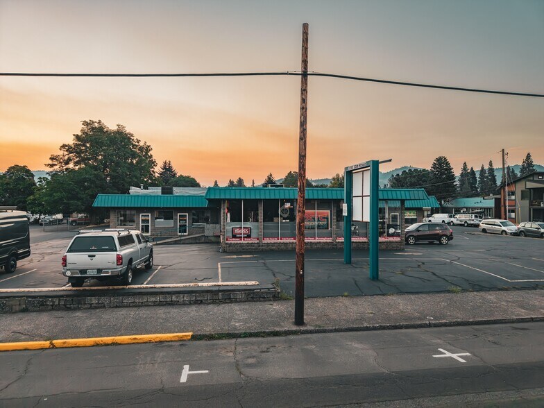 More Photos Of 1203 12th St, Hood River Showroom For Sale