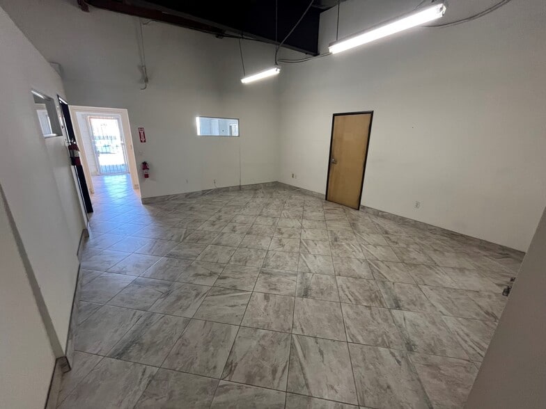 More Photos Of 16146 Leadwell St, Van Nuys Warehouse For Lease