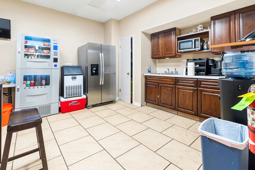 More Photos Of 30 Veterans Memorial Blvd, Kenner Warehouse For Sale