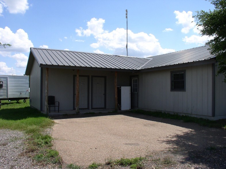 More Photos Of 1009 W Heaton St, Cuero Office For Sale