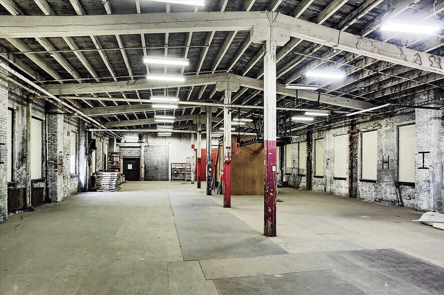 More Photos Of 701 E Hay St, York Warehouse For Lease