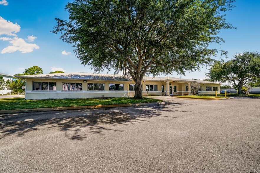More Photos Of 1601 NE Success Dr, Jensen Beach Manufacturing For Sale
