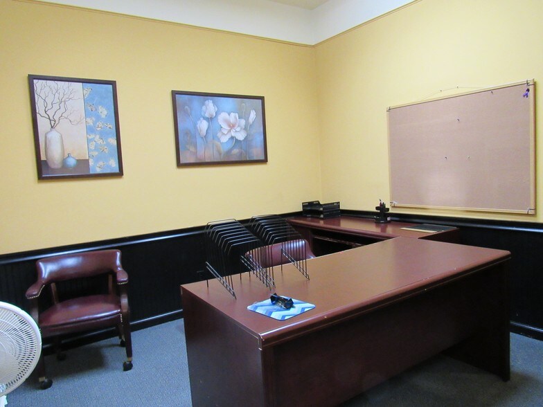More Photos Of 2509 W 2nd St, Marion Office For Lease
