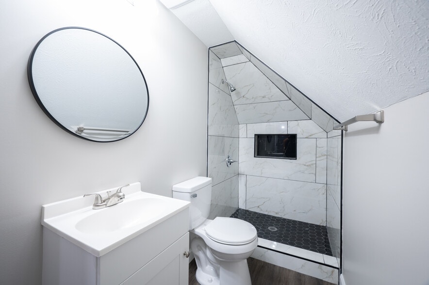 More Photos Of 2305 E Michigan St, Indianapolis Flex For Sale