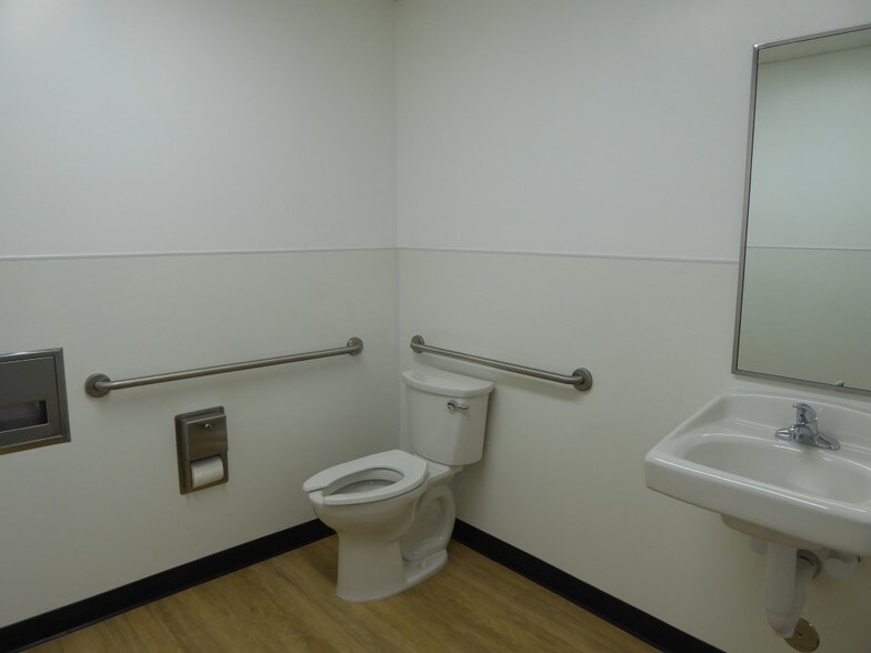 More Photos Of 632 Thompson Ave, Glendale Warehouse For Lease