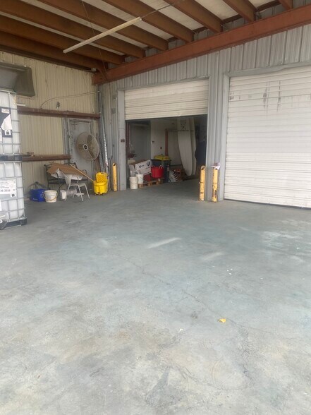More Photos Of 6508 Windmill Way, Wilmington Warehouse For Lease