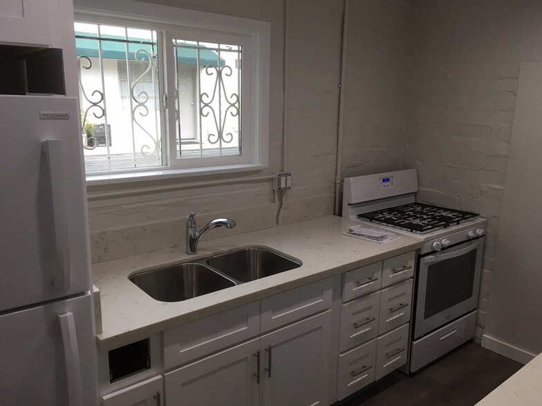 More Photos Of 14920 1/2 Burbank Blvd, Sherman Oaks Freestanding For Lease