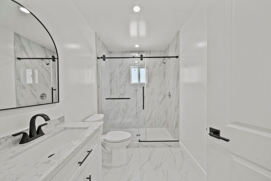 More Photos Of 11488 Burbank Blvd, North Hollywood Flex For Sale