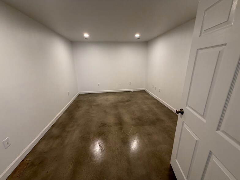 More Photos Of 2042 Fisher St, Huntsville Warehouse For Lease