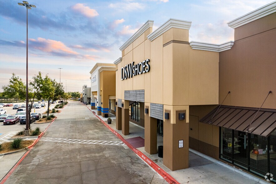 More Photos Of 360-420 E Round Grove Rd, Lewisville Unknown For Lease
